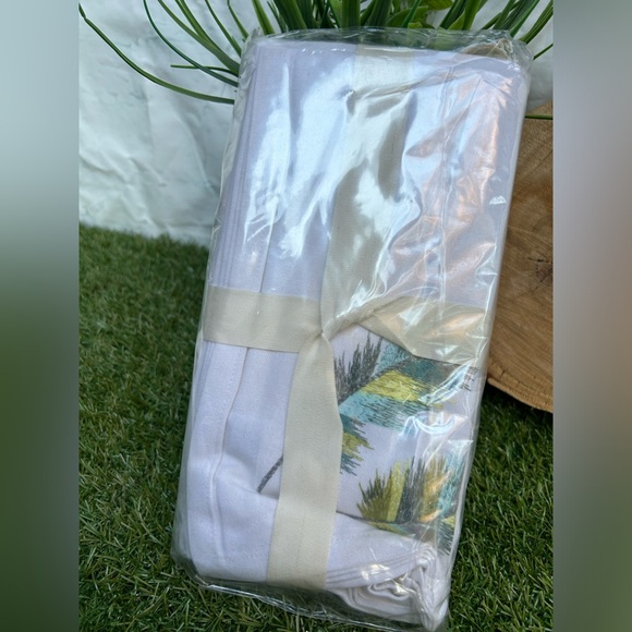 Pier 1 Napkin Set
Contains 4/Contient 4
20 x 20 in (51 x 51 cm) white new - Picture 8 of 9